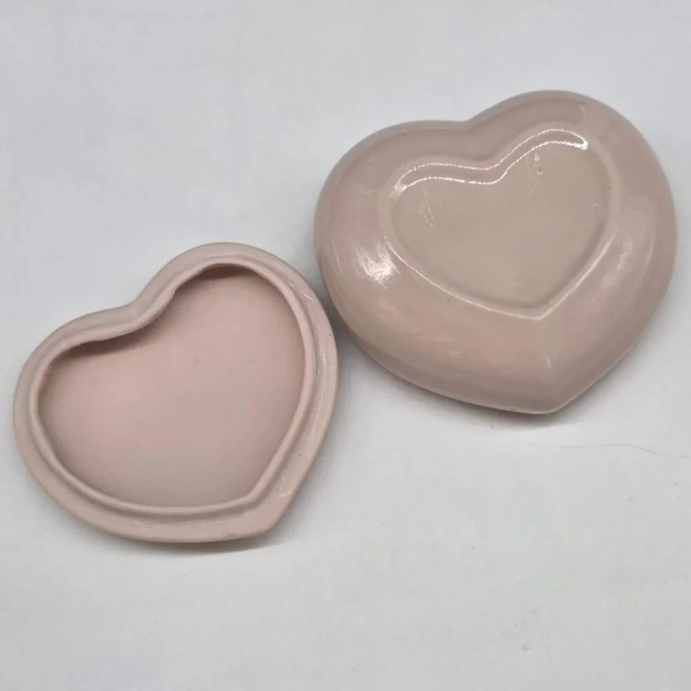 Heart-Shaped Ceramic Trinket Box With Red Rose Design For Jewelry Or Keepsakes